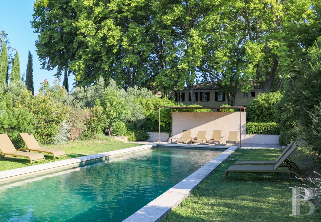 Dans le Vaucluse, au sud-est de Cairanne, une maison dédiée à la villégiature au cœur d’un domaine viticole  - photo  n°2